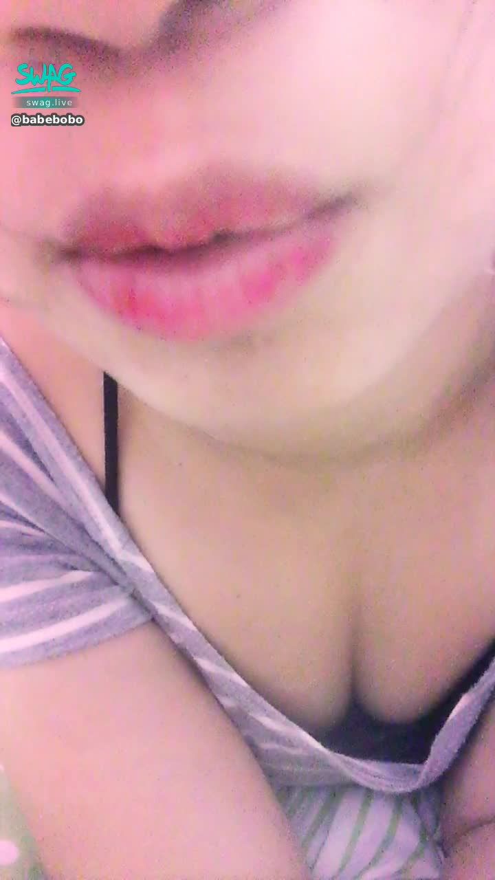 b******o : 🔥可樂瓶挑戰🔥露臉講話💋好累哦～誰要幫我洗澡💦有奶可以搓你們看🤣整個不想洗🈲️