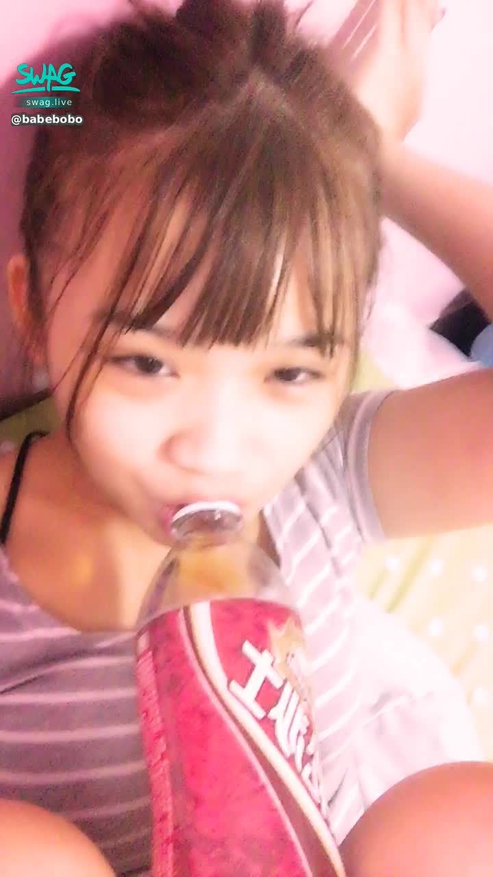 b******o : 🔥可樂瓶挑戰🔥露全臉用腿夾著沙士💦用男上女下的姿勢喝🈲️差點倒下去喝🙈邊喝還邊叫🤫