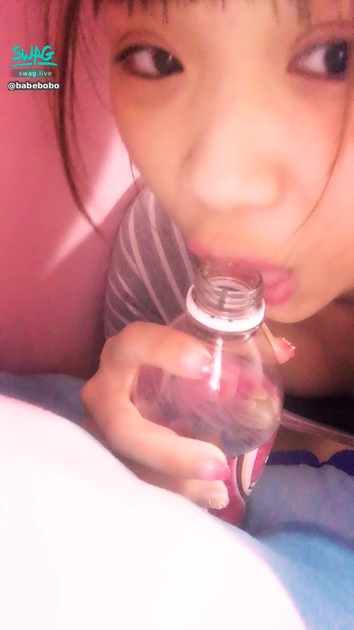 b******o : 🔥可樂瓶挑戰🔥露全臉💦哥❣️別動🔞讓專業的幫你又舔又含又吸的😜