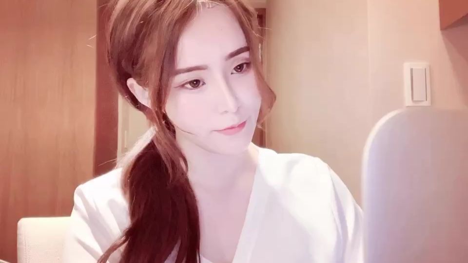  : 全露臉 在桌底下幫老闆口愛的色情秘書