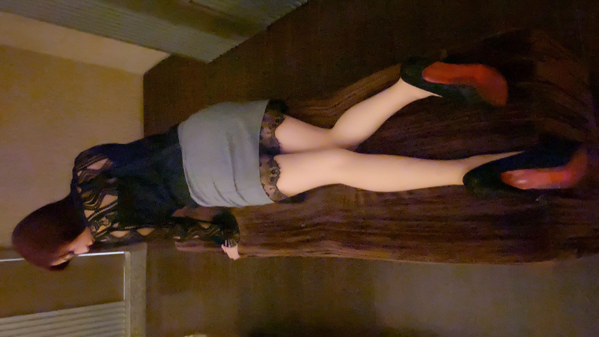 ninibaby : 平時嚴肅的總經理~
報告本日活動後希望小妮子陪他~
在嘴裡含著他肉棒的這一刻~
他才卸下嚴肅的面貌~
這一刻屬於我~