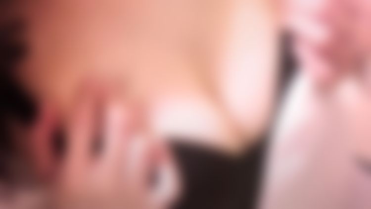 h*********y : 一早就聽主管訓話好無聊😔我注意到對面同事一直在看我，眼神一直往我的腿飄，我突然調皮地公然在辦公室內解扣掐胸挑逗他...