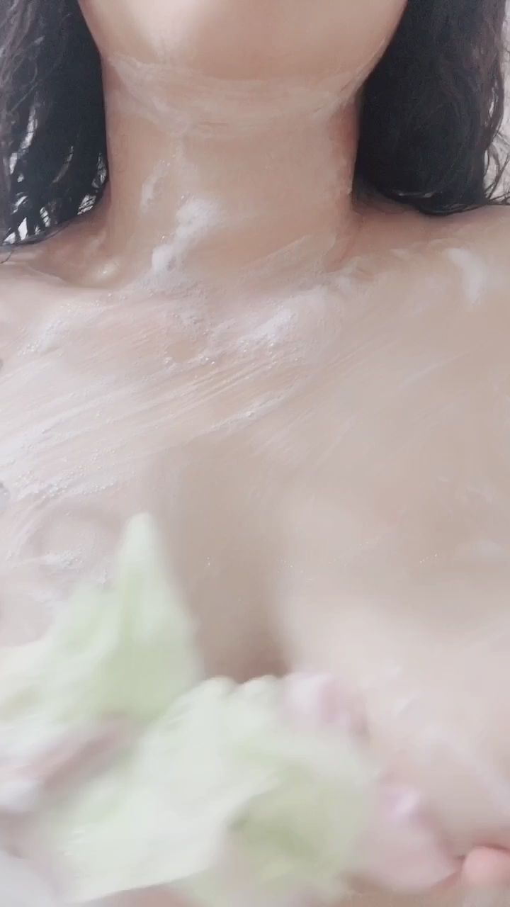 c*******y : 🛀露臉洗澡中🛀必解🔞又滑又嫩的肌膚⋯巨乳翹臀一次擁有😍😍😍