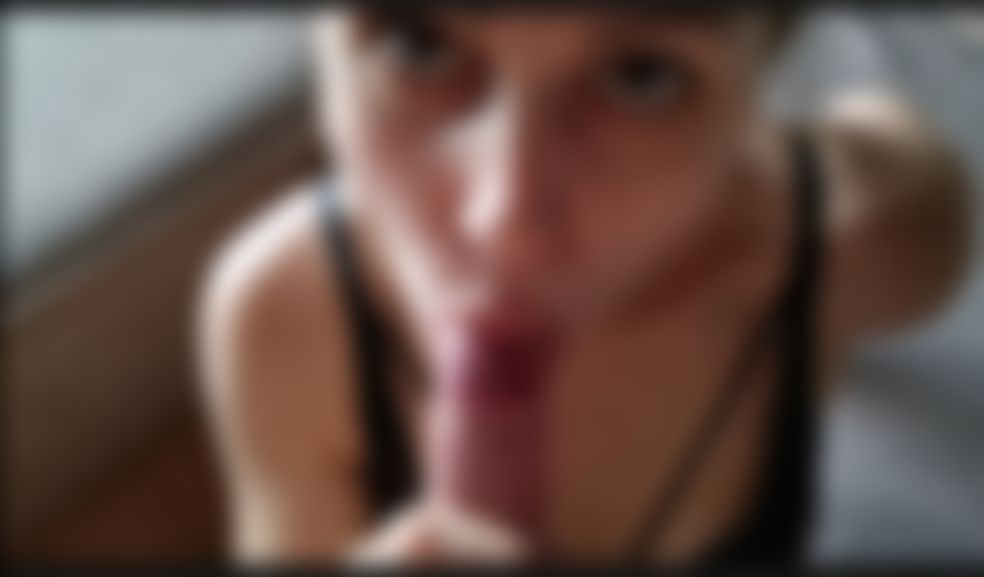 iriskaslut : fuck me on the couch 他妈的我在沙发上