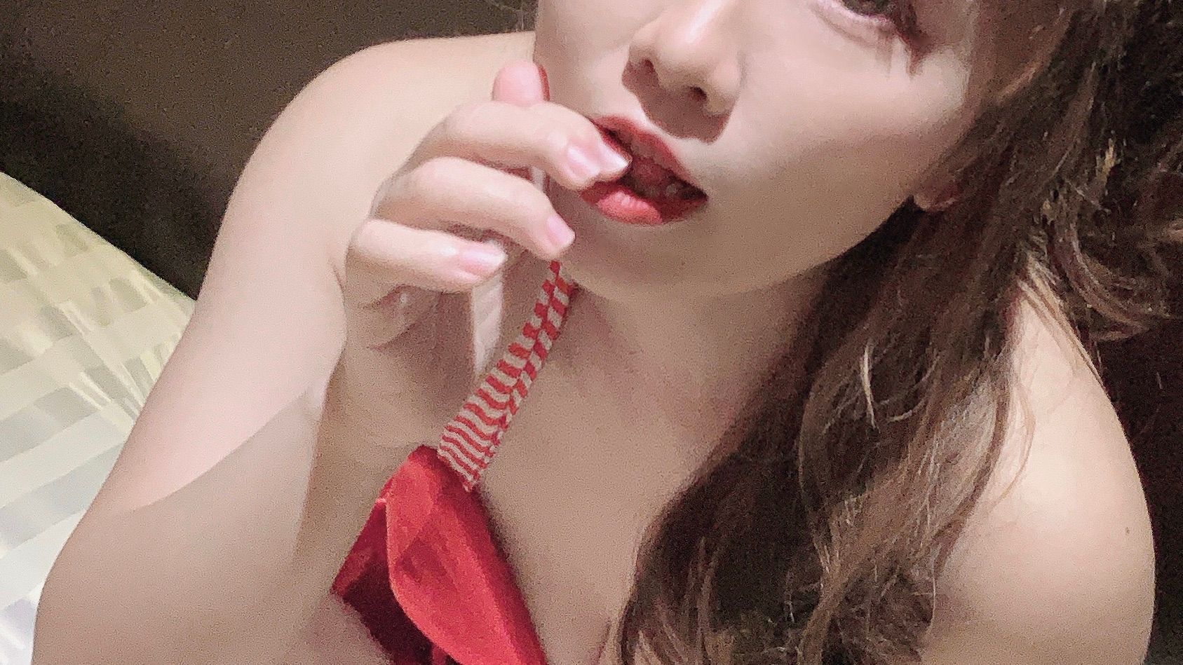 p******y : 乾弟弟被吹到瘋狂閃躲，還一直忍。最後還是敵不過寶拉的舌功，乾弟弟很快就棄械投降，寶拉最後還給乾弟弟口爆、超濃稠的精液，肯定很久沒射了