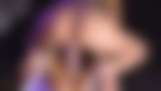 v*************e : Young lady riding on big dildo / 年轻的女士也能在大的假阳具