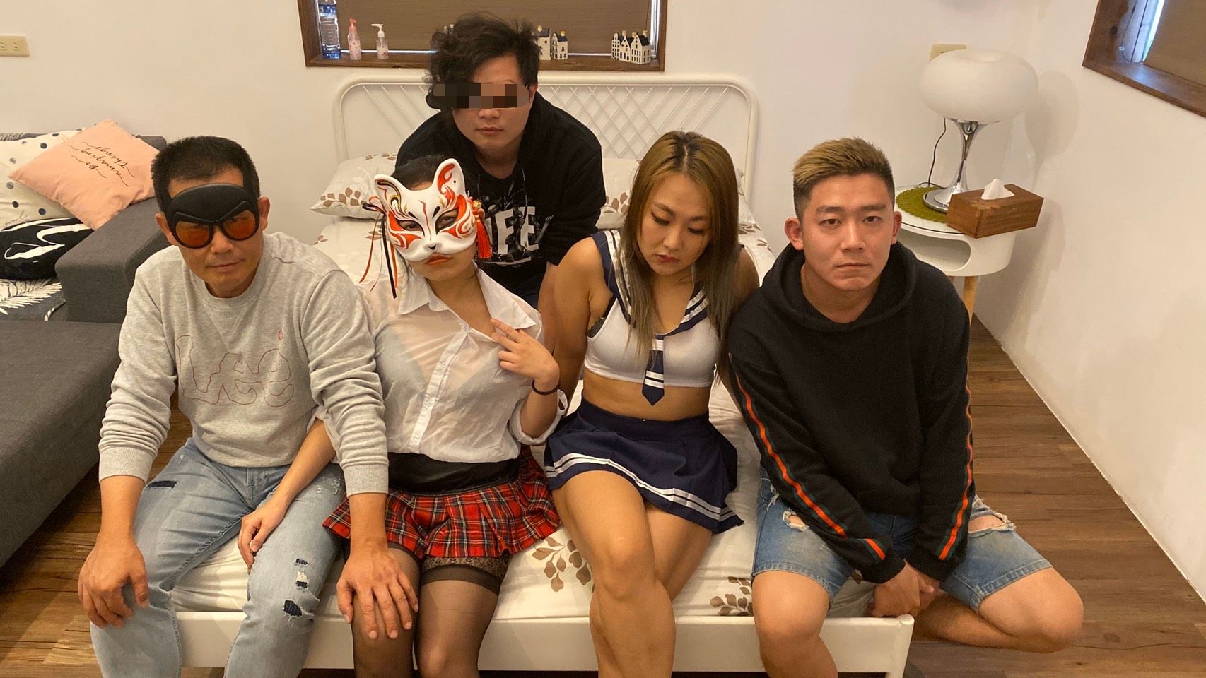 a******s : 主任，經理，老闆找我和其他女特助去員工宿舍開會，怎麼說著說著三位上司這麼沒規矩的大力扯開我們的襯衫，三個女生異口同聲的大叫，就算叫破喉嚨也....