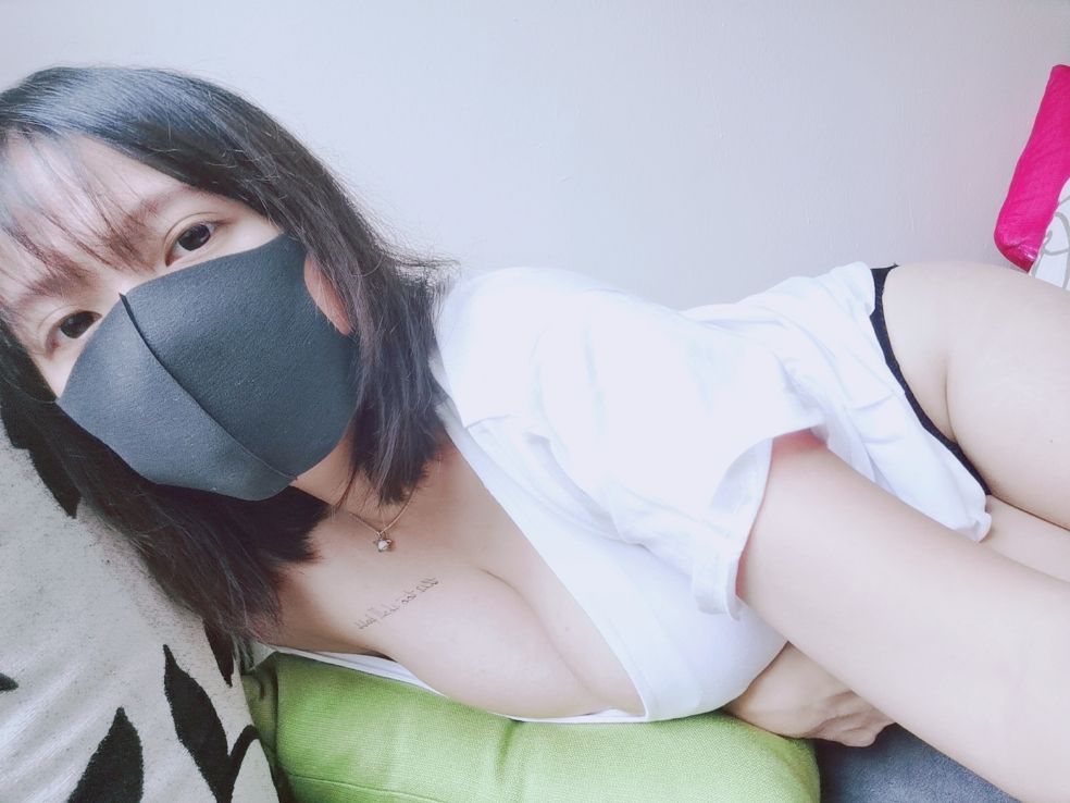 x******i : 进进出出小穴 再捏奶头 还想来第二轮呢
