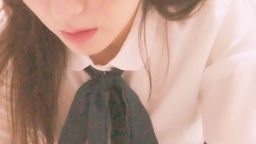 funnyg : 娜娜和小浩是一對恩愛的校園小情侶,娜娜好喜歡小浩,只要幫小浩服務她就很滿足~
另一方面娜娜和數學老師肥豬陳有個不可吿人的秘密。肥豬陳是一個中年肥胖宅男,但娜娜聞到他肉棒濃濃的尿垢味後,就一次次失去理智,屈服在他淫威下⋯⋯