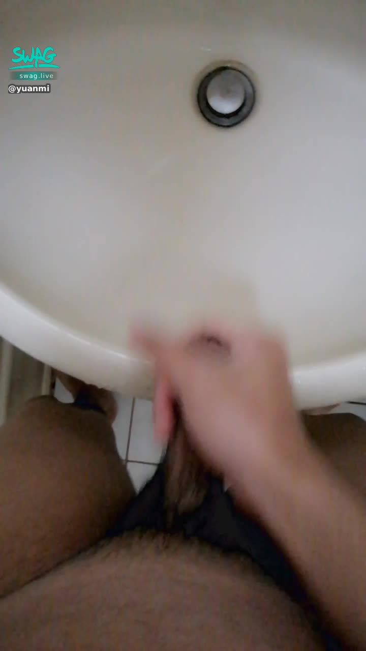 y****i : 大概快一個禮拜沒打了吧！ 洗澡後突然想打一發，雖然可能不太明顯
