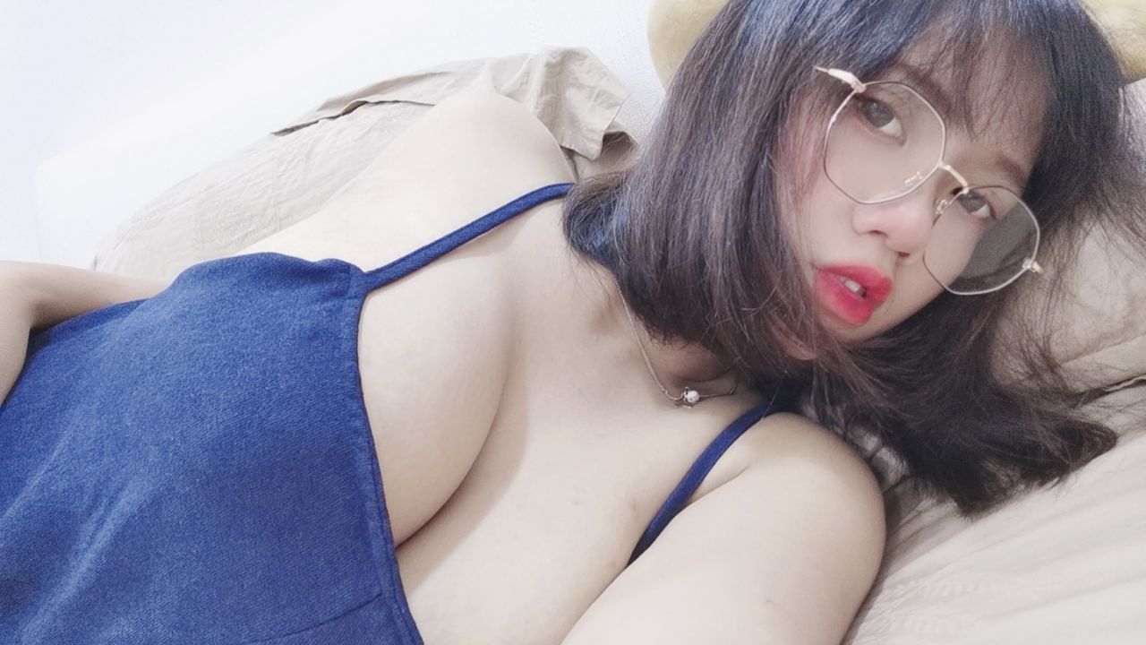 x******i : 吊带衣服再把衣服塞在巨乳之间😳💋
更近距离看这巨乳