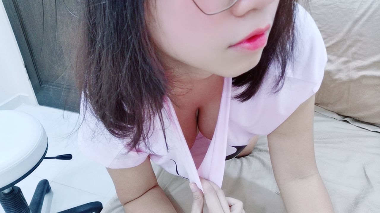 x******i : 露脸露点的长影片！😳💗

想要和你一起渡过这个晚上
你想要摸哪里呀😳😳不准乱乱摸呀