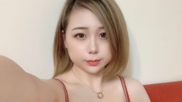 a*******y : 在艾莉頭髮還很短的時候,男友去當兵,我遇到一個不錯的男生,互動也不錯,想說我現在這麼醜還有人願意找我,於是早退下班相約汽旅偷情
激戰到一半,難得男友打電話時間不得不接啊⋯⋯ 偷吃對象壞死了一直叫人家邊接邊戰😵
這樣我的精神應該還是沒有出軌吧😂
憋著不叫、裝正常講話,啪啪聲和水聲卻源源不絕..
一掛電話馬上變回小淫娃.......幹得呻吟不斷
