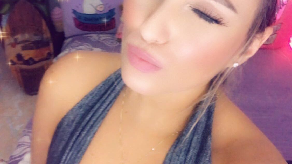 r*********n : Excitante rubia dorada en tu cama de verano