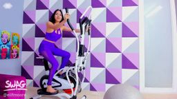 e*******e : chica demostrando lo flexible que es!