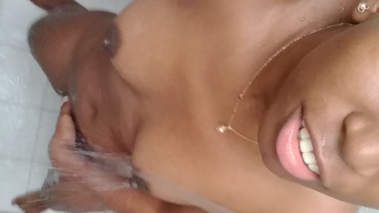 c*******d : negra sexi se masturba en la ducha de la habitación de  sus padres mientras ellos están en la habitación 💧🔥💧