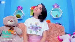e*******e : Chica disfruta de comer su delicioso banana y su imaginación vuela!
