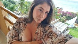 a********x : Hoy quise estar más libre y traviesa y me masturbe en el balcón con vista a la playa delicioso y con el riesgo de que alguien me viera eso me pone caliente