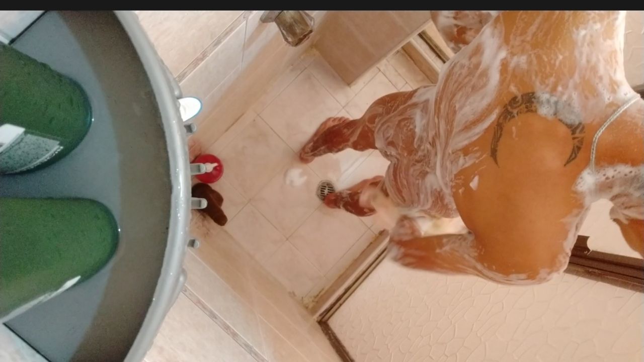 p**********h : tomando una ducha caliente