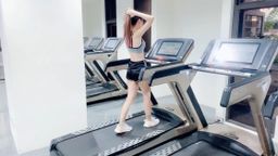 nanababe : 穿著超短運動服,在健身房裡運動
旁邊的路人似乎注意我很久了🤭
直接到旁邊搭訕nana,問我要不要吃晚餐
其實是要我吃他的肉棒吧🔞🔞🔞
結果身上都沒保險套⋯只好無套插入了⋯
硬挺肉棒直接在公廁進入淫穴💦