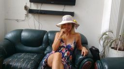 l*********b : llegué de viaje a un hotel y estaba estresada pues me comencé a acariciar mis senos, mi cuerpo no me pude contener y terminé acariciando mi coño, casi mi pillan besos lorennak