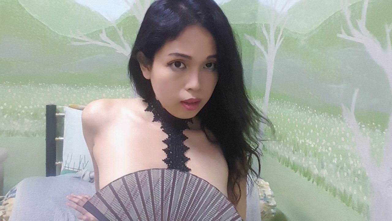 r********o : Google Translate (Title): 闷热亚洲在黑色的内衣乱搞她的屁股与一个带假阳具

Fans makes a great tool for playing around. What is even better is having that thick toy shoved into the ass. 

球迷是一个很好的游戏工具。更好的是将那个厚重的玩具塞进屁股。

Filming method: Pause & Shoot 
Model: Reina Hanno

*Title and Description are translated for Google Translate. Apologies if there are some confusion to the meaning.