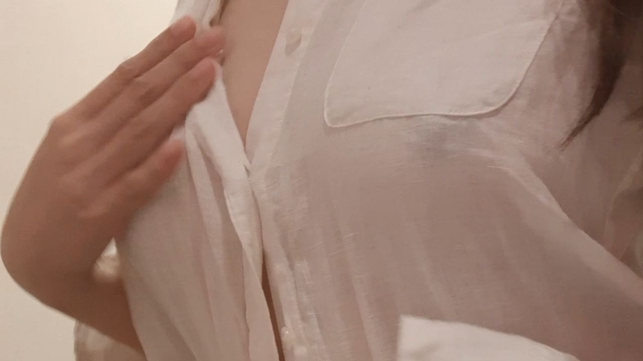s*******s : 白衬衫下的乳头好凸❤需要脱衣摸摸安抚take off my white top and squeeze me hard