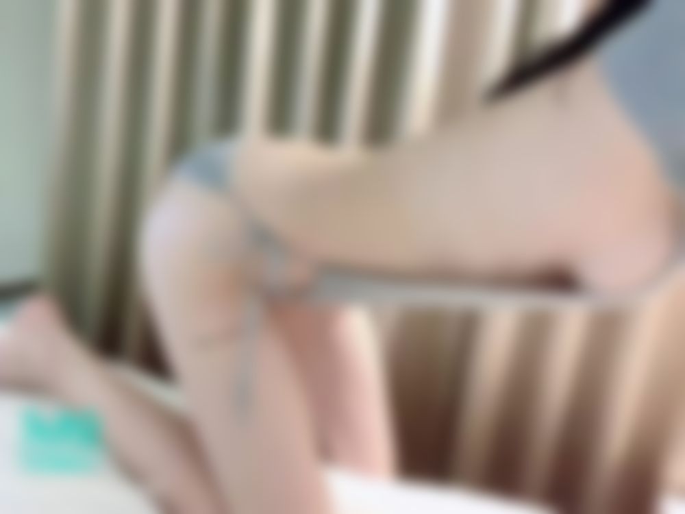 mollyflower : 裸背高衩❤️小寶貝不來床上陪我⋯我只好🔞