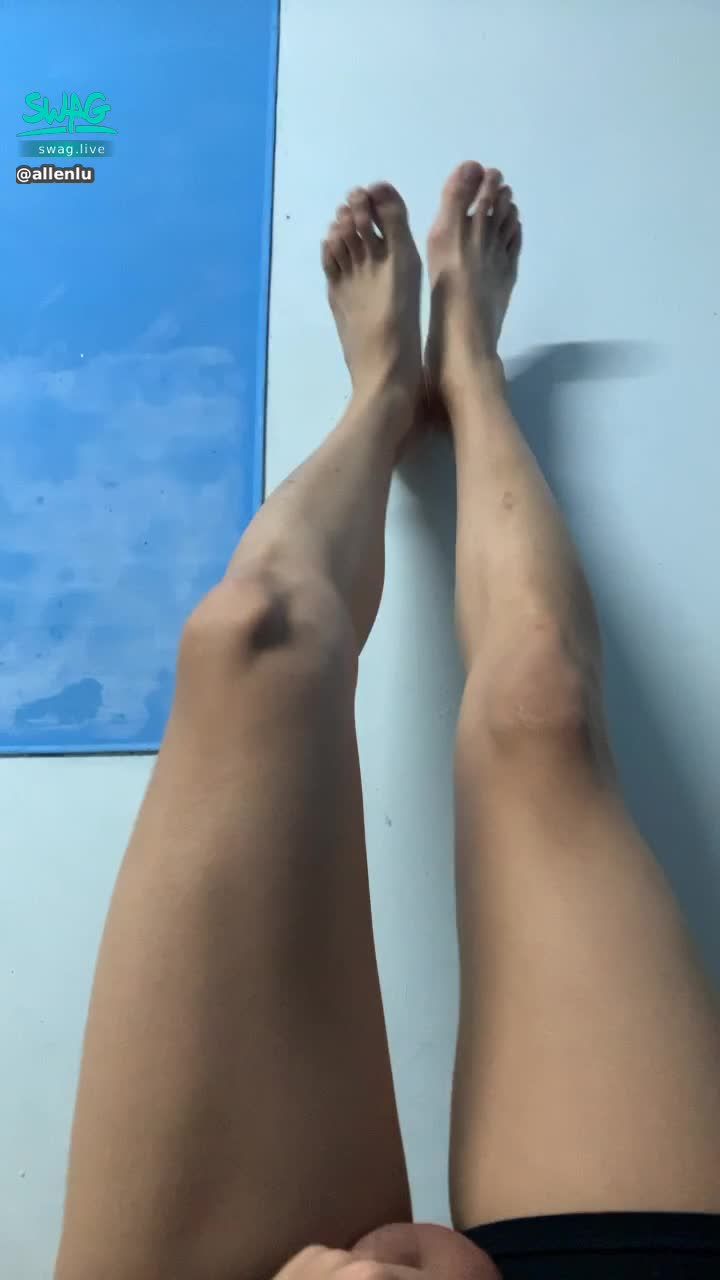  : When I lift my leg after training, the lactic acid accumulates on the dick, which is extremely hard.