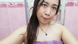 a*******i : 洗澡🛀按摩胸部,真想泡鸳鸯浴。