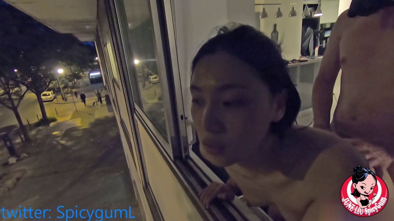 juneliu : Having sex while getting watched  by bystanders !!