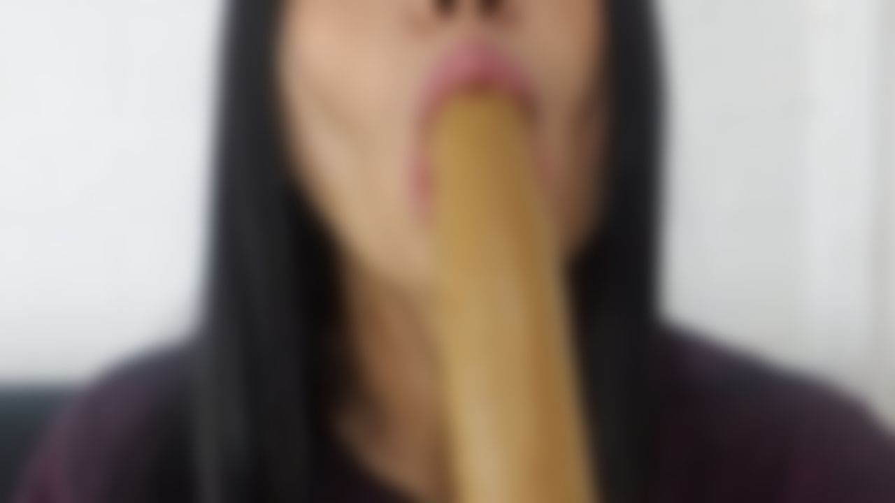 c**********v : me encanta chuparlo y hacerme fuerte con mi juguete es mi mayor deseo chupar penes y poder meterlos todos en mi boca hasta que las lágrimas salgan de mis ojos, disfruta conmigo.