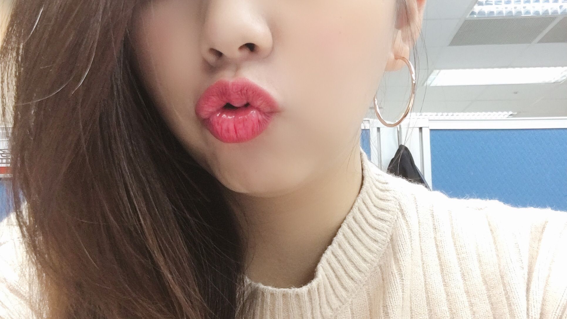 a*****a : 不是全裸露點才性感🙈
若隱若現⋯才叫人思念🤤
悠閒的午後
好想輕輕的吻
你喜歡柔軟的唇嗎？
