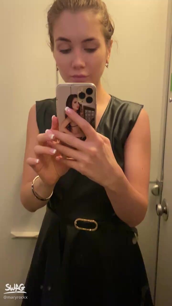m*******x : Playing with wet pussy in airplane