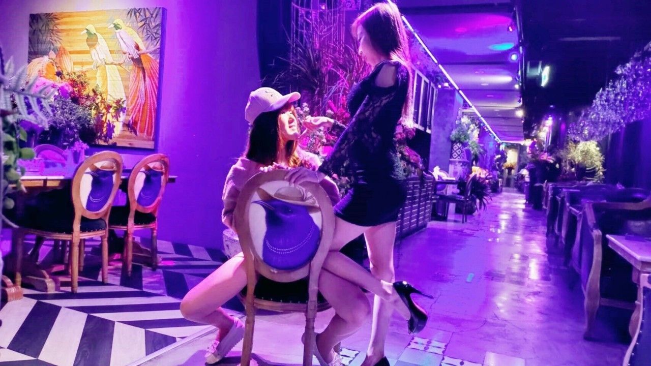 yumibaby : 因為心情不好，來信義區酒吧跟閨蜜喝酒談心，但在喝了幾杯性慾沙灘後，突然對肉棒感到渴望！...看了對面桌有兩位斯文型男，決定與閨蜜鼓起勇氣搭訕！

沒想到酒吧還附共享甜蜜的一夜」!?──溫柔的舌頭、淫糜的手指，弄得我身心皆欲仙欲死……你不是說才剛失戀，這麼享受說得過去嗎……？

這個肉棒撫慰既淫蕩又溫柔，最後還直接內射....射的穴口滿滿都是精液，真是心蕩神馳的夜晚。
