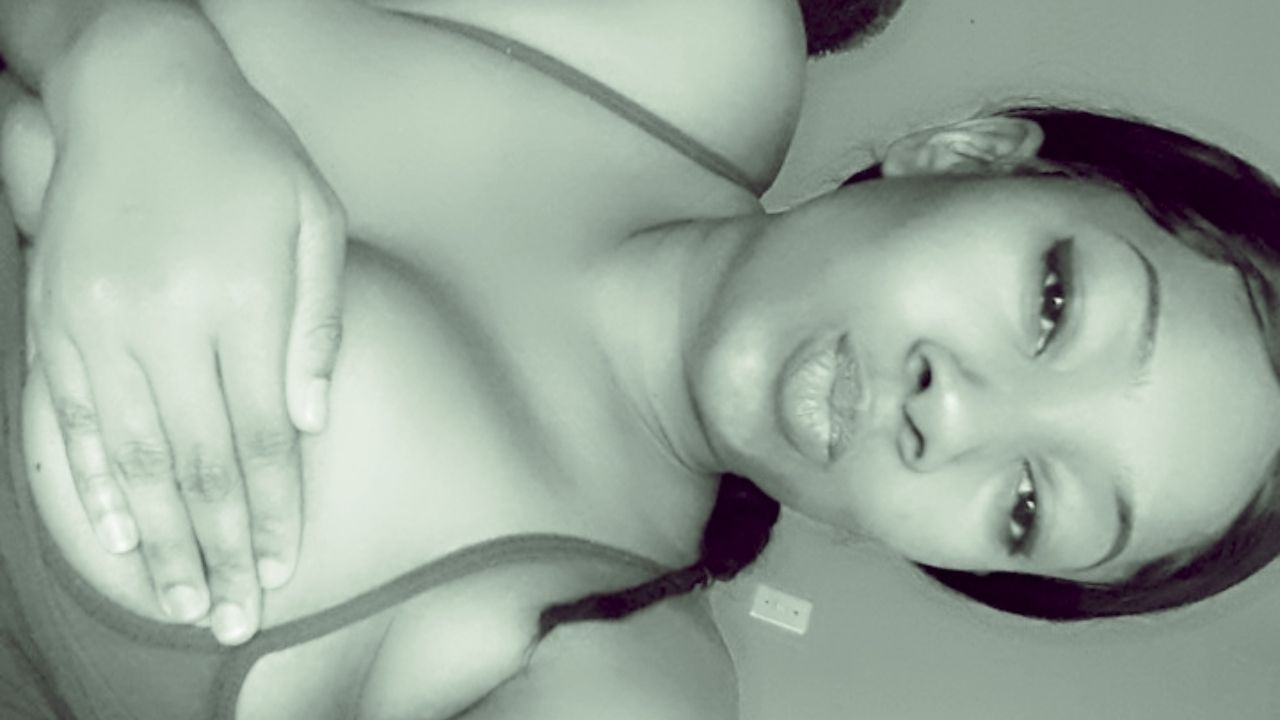 l********l : close up pussy play, it's like I'm grinding on your face with my phat pussy and juicy ass. spanking my pussy for you 😏