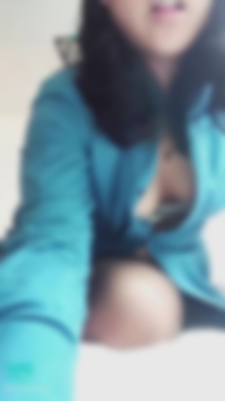n********y : 偷穿你的襯衫，等寶貝來撫摸，玩一個又噴水了~要幫我舔乾淨喔