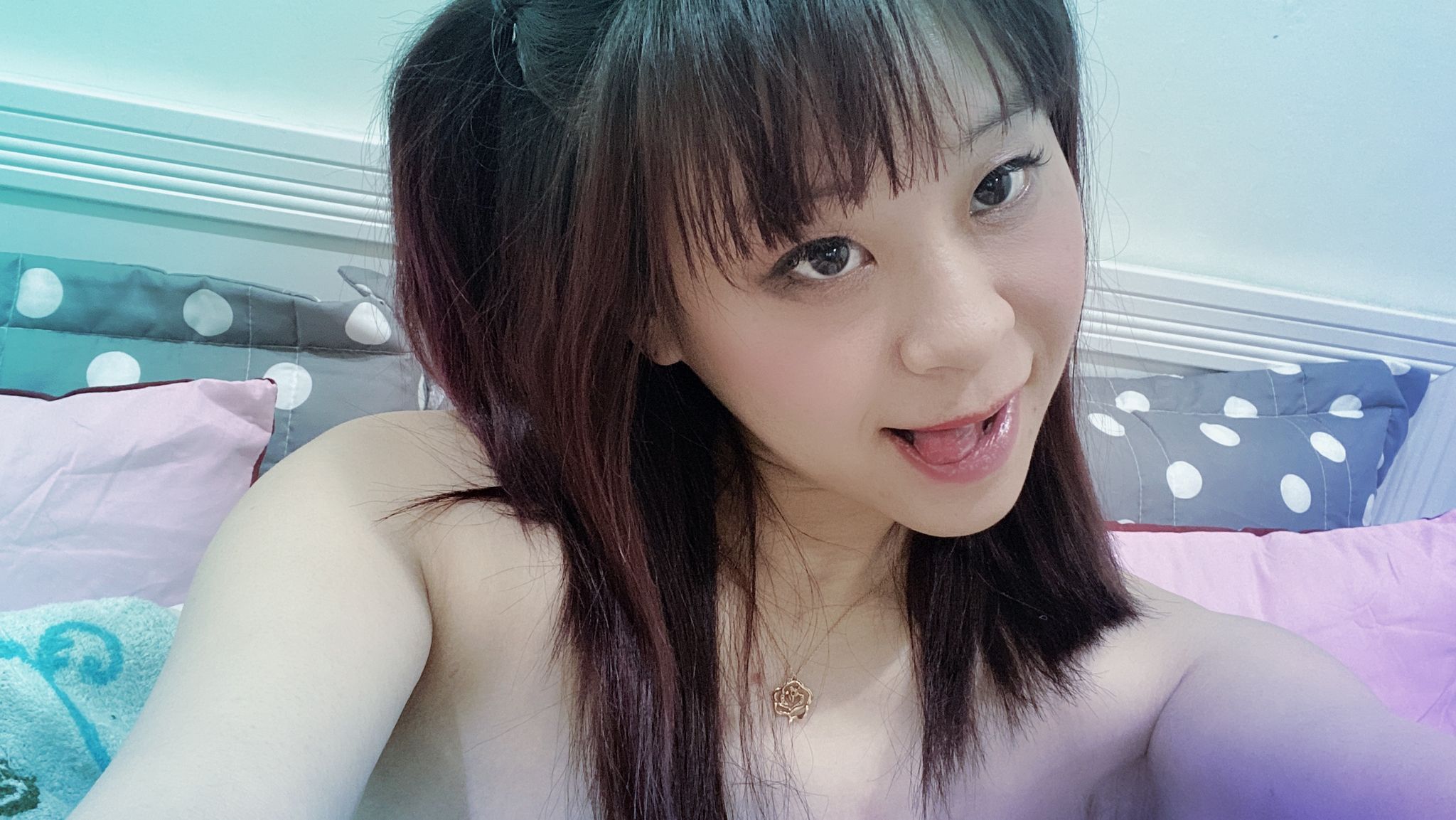 helenesexbaby : 寬衣解帶 
喝淋聖水
抽插騷肏