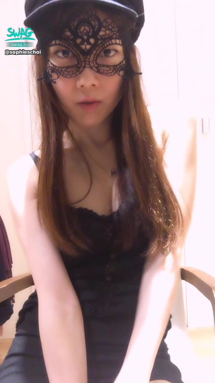 s***********e : 🔥好熱 脫內衣了🔥一邊跳舞一邊想著baby一邊揉自己的奶.....忍不住把內衣脫掉 好希望是北鼻來幫我脫呦 .....🥺🥺🥺