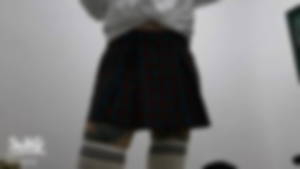 l*****y : school girl dancing and teasing you.
