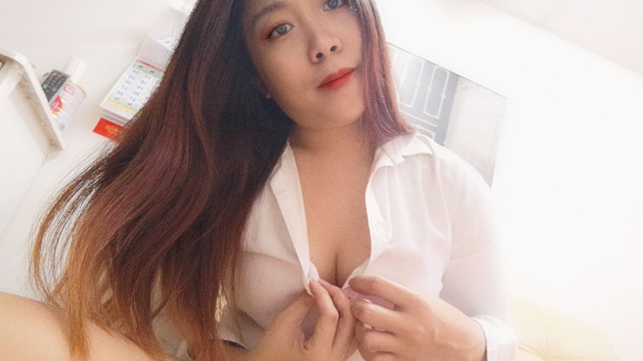 a*******i : 哥哥看了天使脱衣那瞬间有没有很想要，肉棒有从裤头里激凸吗 ？天使好奇好想看哥的硬肉棒啊 ~ ☺️可以让天使看下吗？快来陪天使聊个硬硬的。