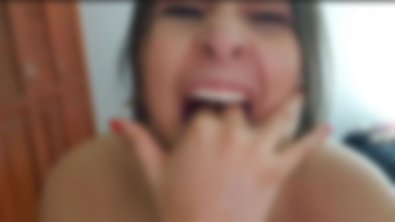 a********x : chupando mis dedos y jugandoncon mi lengua