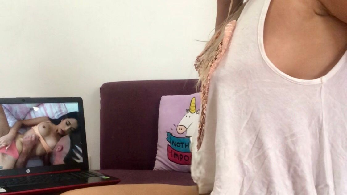 r*********n : Tarde de domingo, ella sola en casa ,  escoger una película donde piensa que la están follando duro , esta rubia se viene con ganas y se calienta muchísimo viendo como se comen a la chica con una gran verga