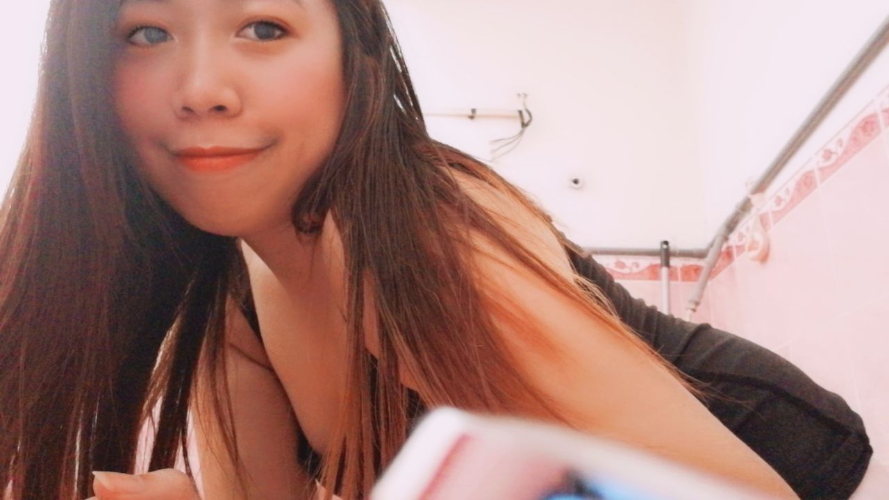 a*******i : 天使准备洗澡去了，脱光衣服来做运动，边洗澡边做运动省时又省力😊不行了宝贝要保持身材就得努力运动了，如果帅哥当天使的教练多好丫。😄