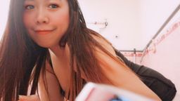 a*******i : 天使准备洗澡去了,脱光衣服来做运动,边洗澡边做运动省时又省力😊不行了宝贝要保持身材就得努力运动了,如果帅哥当天使的教练多好丫。😄