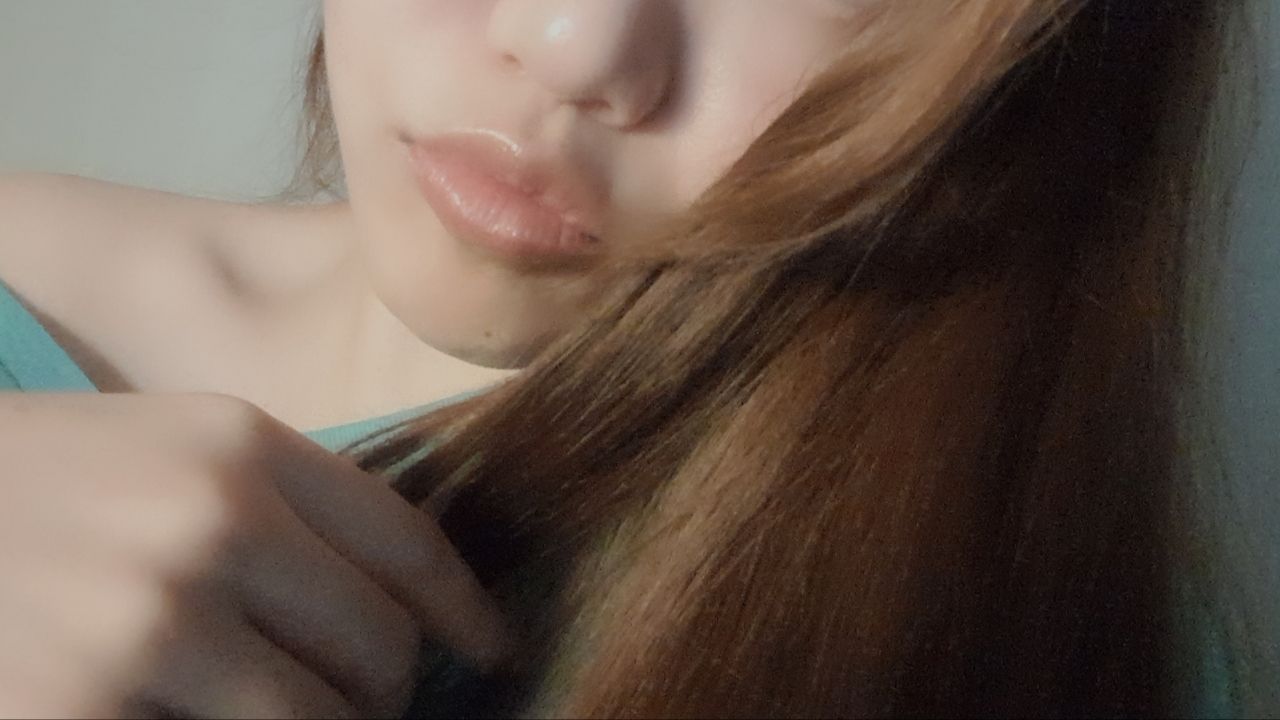 florababy : 小女友好寂寞，来陪她聊聊吧 💋💋💋
我看到了什么，这个动作好像在舔。。。棒棒 👅👅👅💦💦💦💦小女友这样撩你。。。会不会抱起来带去床上摇 😋😋😋