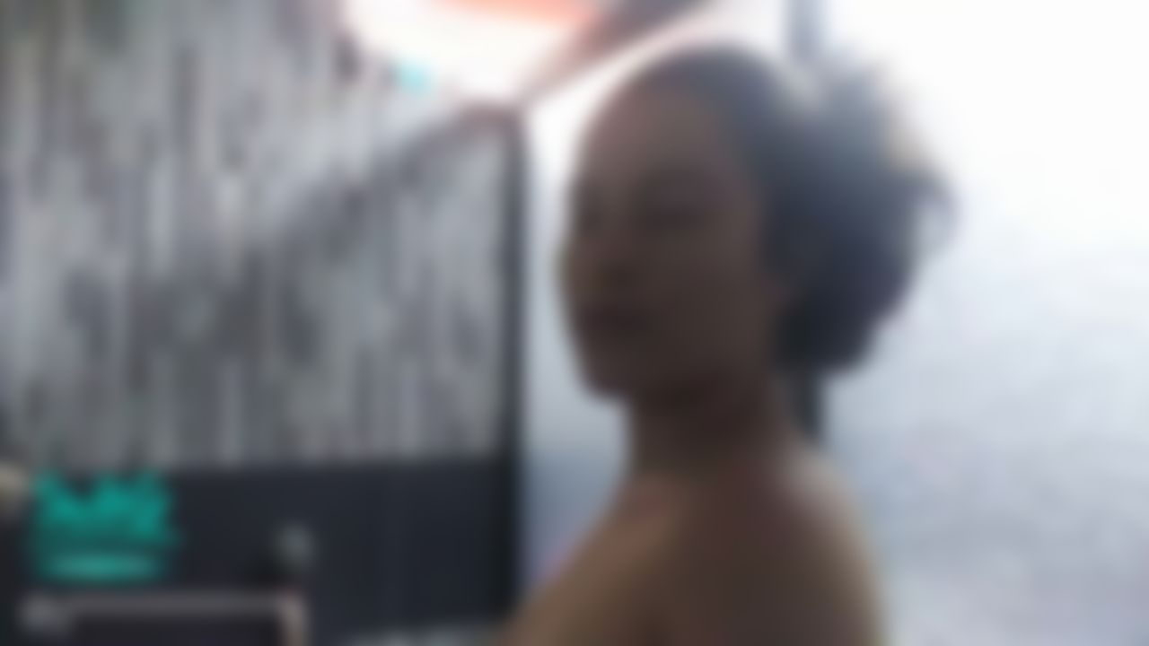 j**********s : que rico tocó mis tetas en la ducha