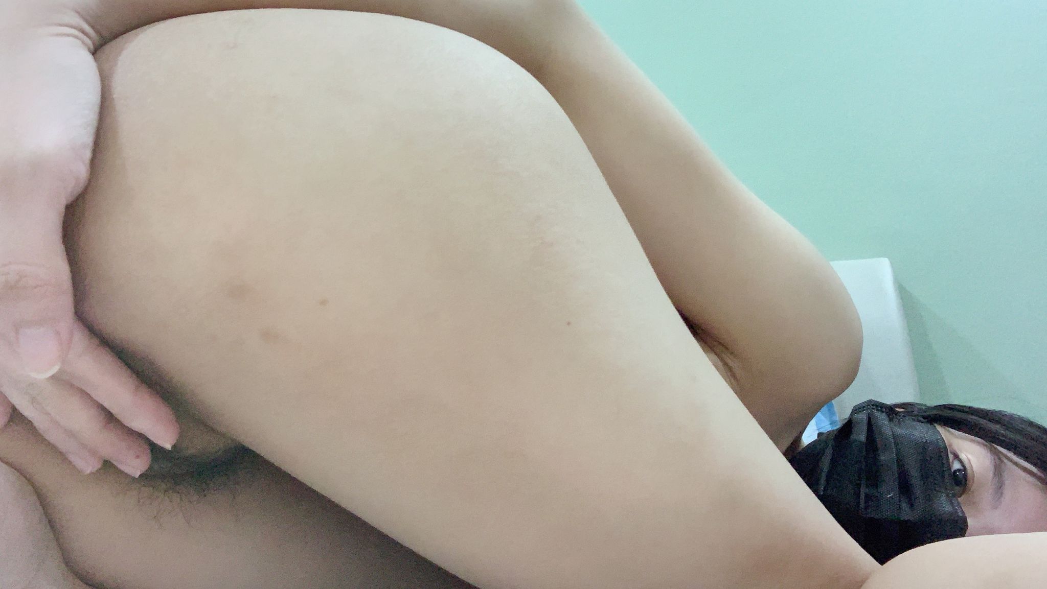 lizbaby : 想不想插入紅紅的穴穴呢？‘妹妹’好想要被幹喔