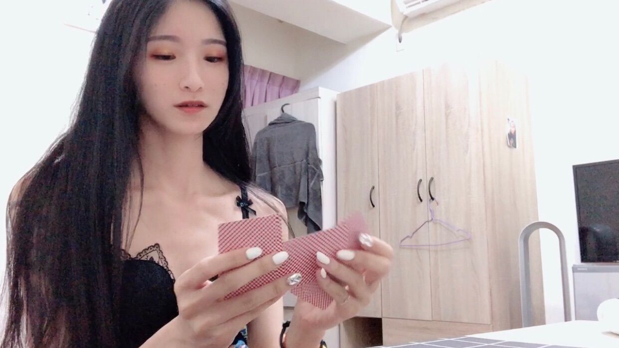 s*****a : 閨蜜男友來幫閨蜜拿東西 留下陪我玩遊戲
輸了脫一件 結果大戰一番
