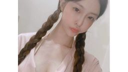 cartiernn : 🈲️睡到一半性慾來了..在房間偷偷自慰、哥哥居然開門進來看到、好尷尬..哥哥忽然爬上床看著我說要求插入、還無套..精液好多💦💦